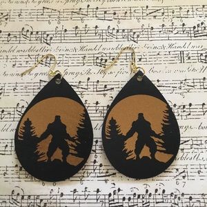 Big foot faux leather earrings